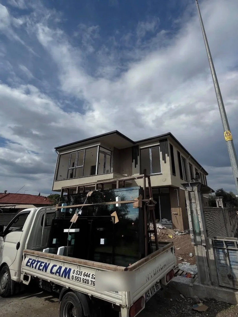 Müstakil ev şantiyesinde pencere camı montajı için teslimat